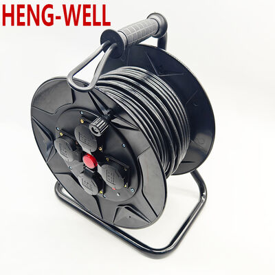 Schwarze, einziehbare Kabeltrommel für den Außenbereich, konzipiert für einfaches Aus- und Einziehen von Kabeln an anspruchsvollen Arbeitsorten im Freien